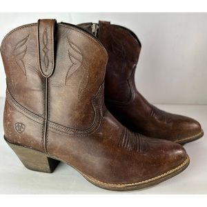 Ariat “Darlin” Western boots. Women’s Style 10023211. Zippered ankle, size 9.5